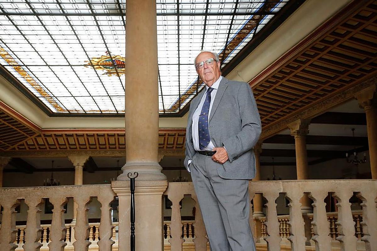 Pedro Méndez, a las puertas del Casino de Salamanca