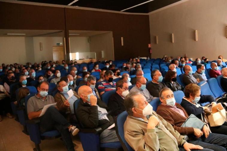 Asistentes a la asamblea celebrada en el teatro de Villoria