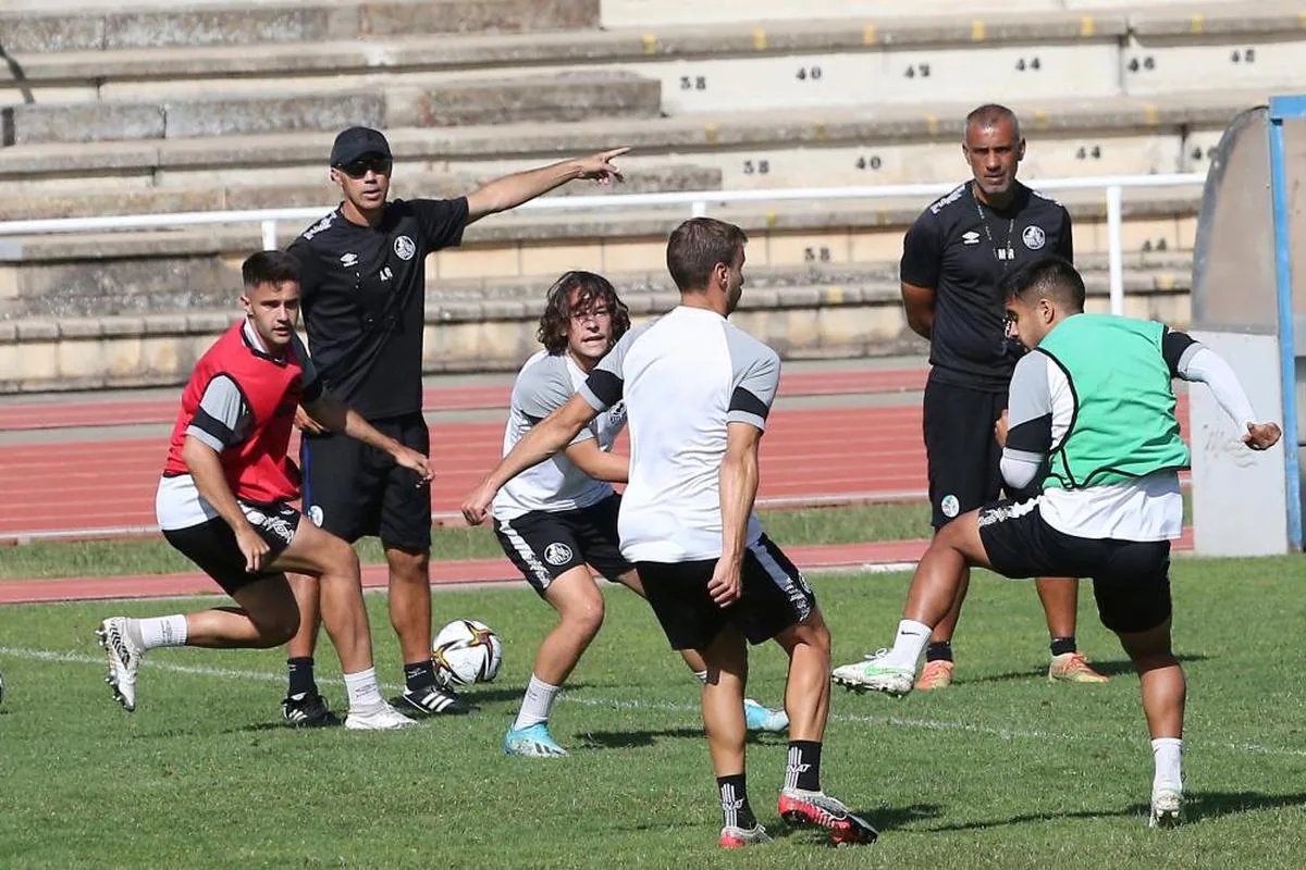 Antonio Calderón da indicaciones a sus futbolistas en un entrenamiento en Las Pistas del Helmántico