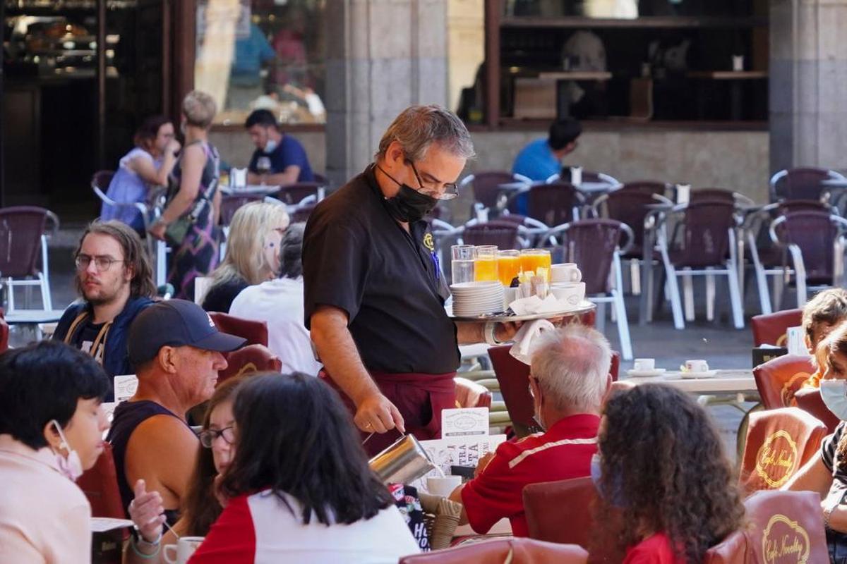 Un camarero sirve un café en la Plaza Mayor