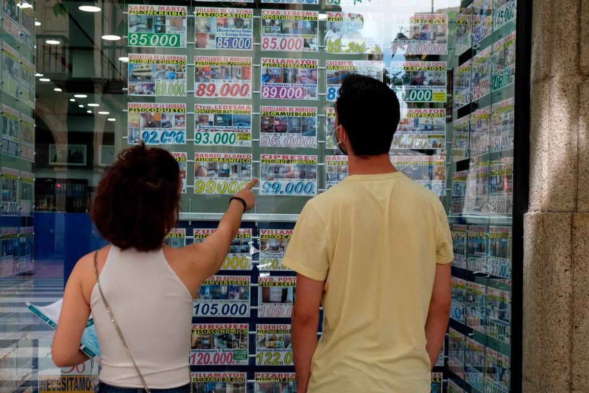 Una joven pareja mirando ofertas de alquiler