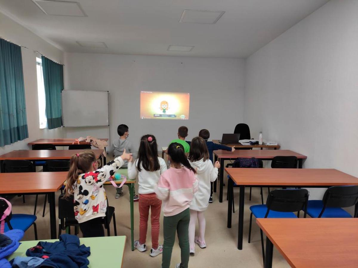 Varios alumnos en una clase de la Escuela Municipal de Idiomas de Vitigudino