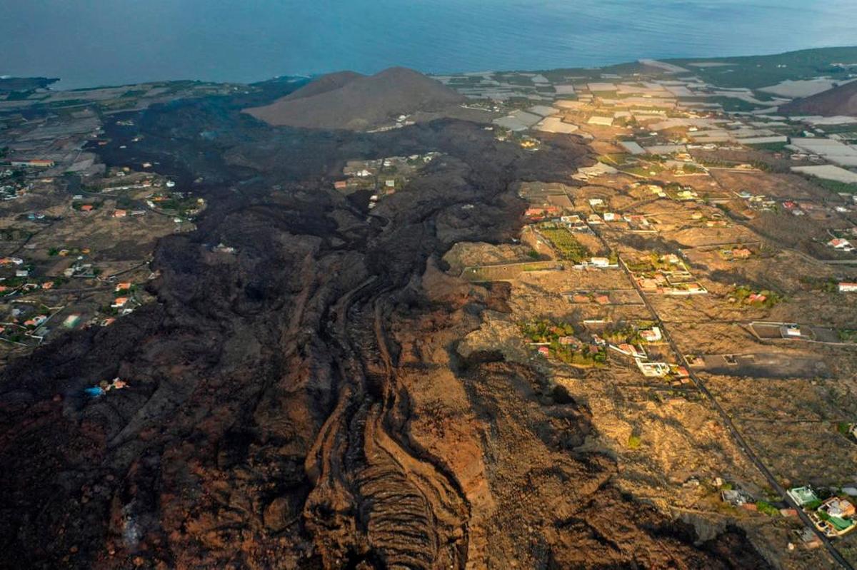 Imagen desde el aire de la colada del volcán de La Palma.