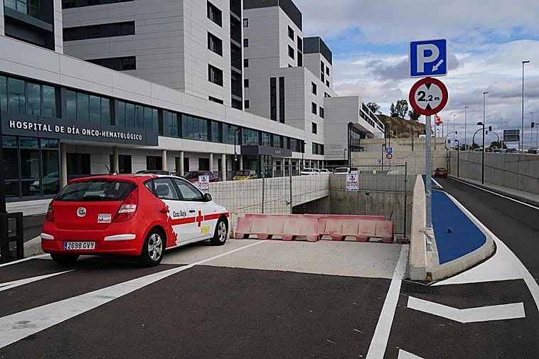 Un coche de Cruz Roja, aparcado junto a la entrada -cerrada- del parking del nuevo Hospital.