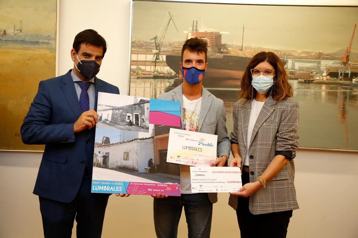 El alcalde de Lumbrales, Carlos Pedraz Martín, recibe el premio como ganador en la modalidad de “Regreso al pasado” de Manuel Rubio, director territorial de Unicaja Banco, y Mar Juan González, presidenta de la Banda de Música de Villamayor.