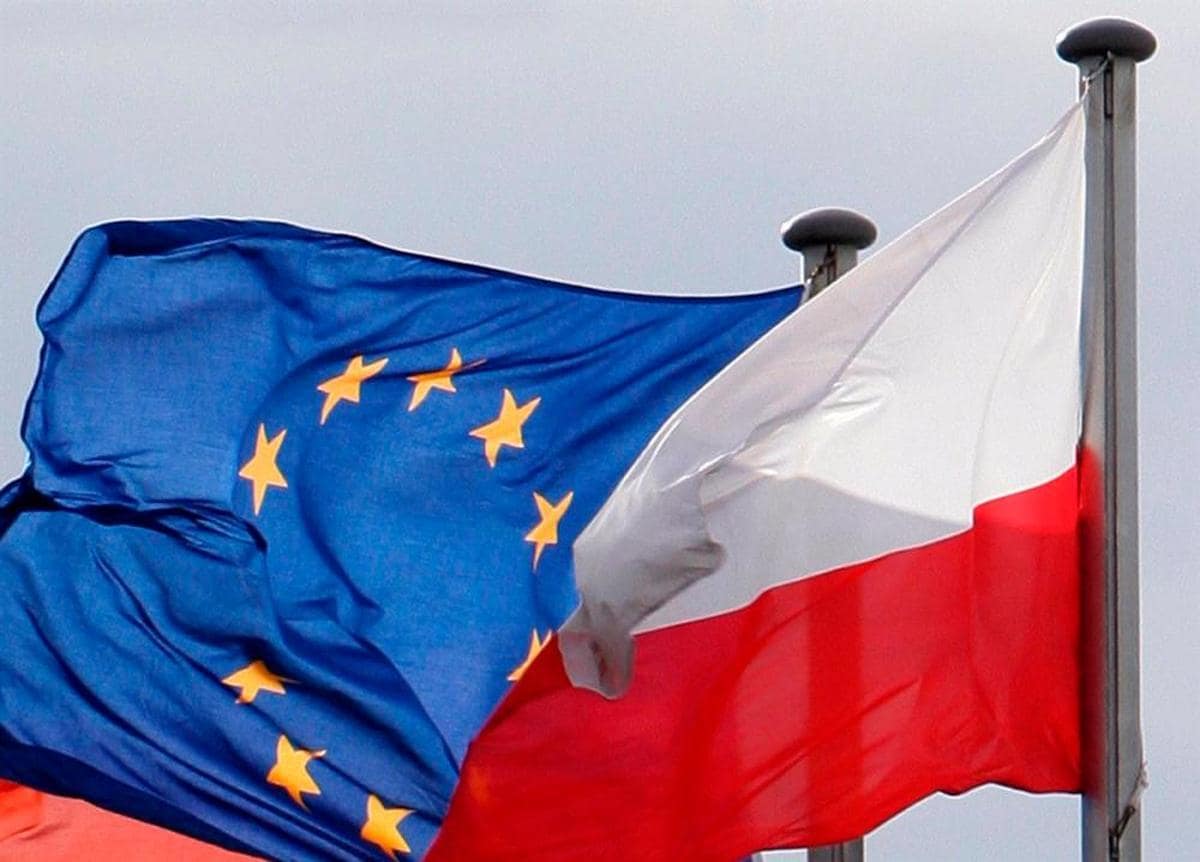 Las banderas de Europa y Polonia.