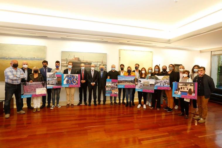 Foto de familia con los patrocinadores y galardonados en el XI Concurso Fotográfico “Así somos en mi pueblo”