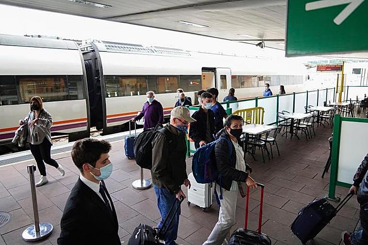 Viajeros de un Media Distancia procedente de Madrid llegando a la estación de trenes de Salamanca.