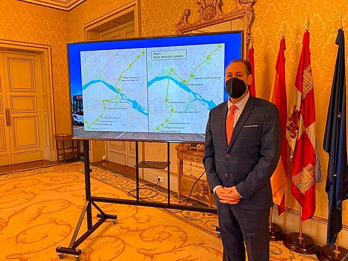 El concejal de Transportes, Fernando Carabias, con el mapa de la reordenación.