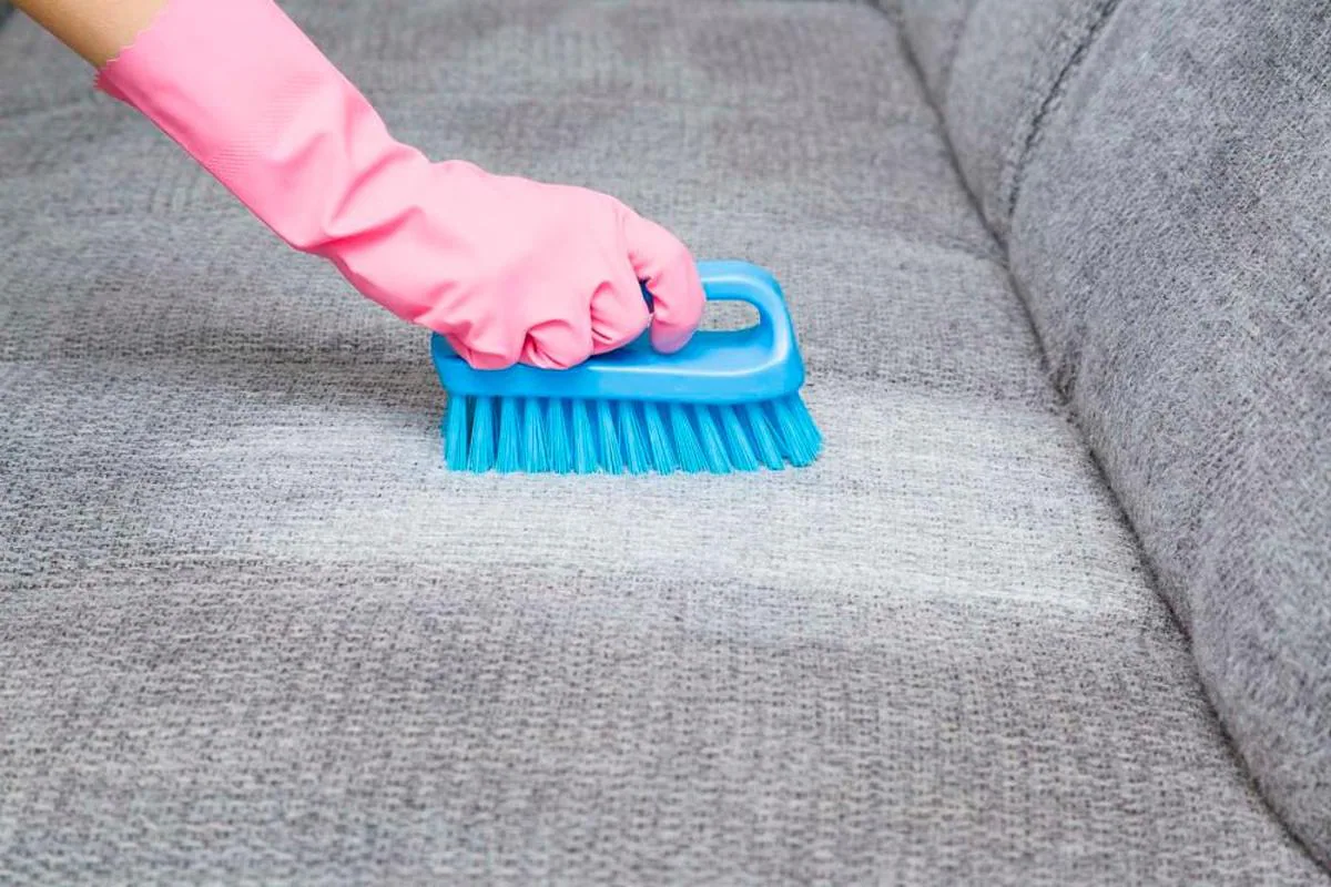 Cómo limpiar un sofá de tela en pocos minutos.