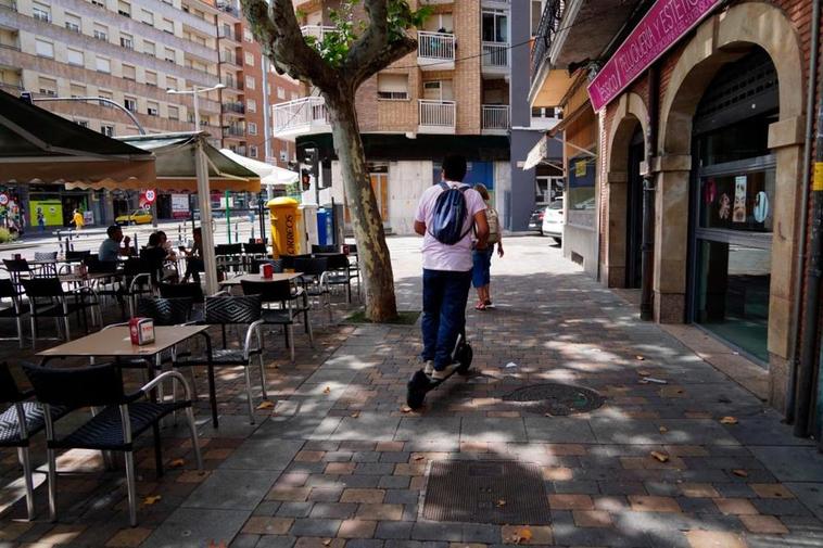 Un patinete circulando por la acera.