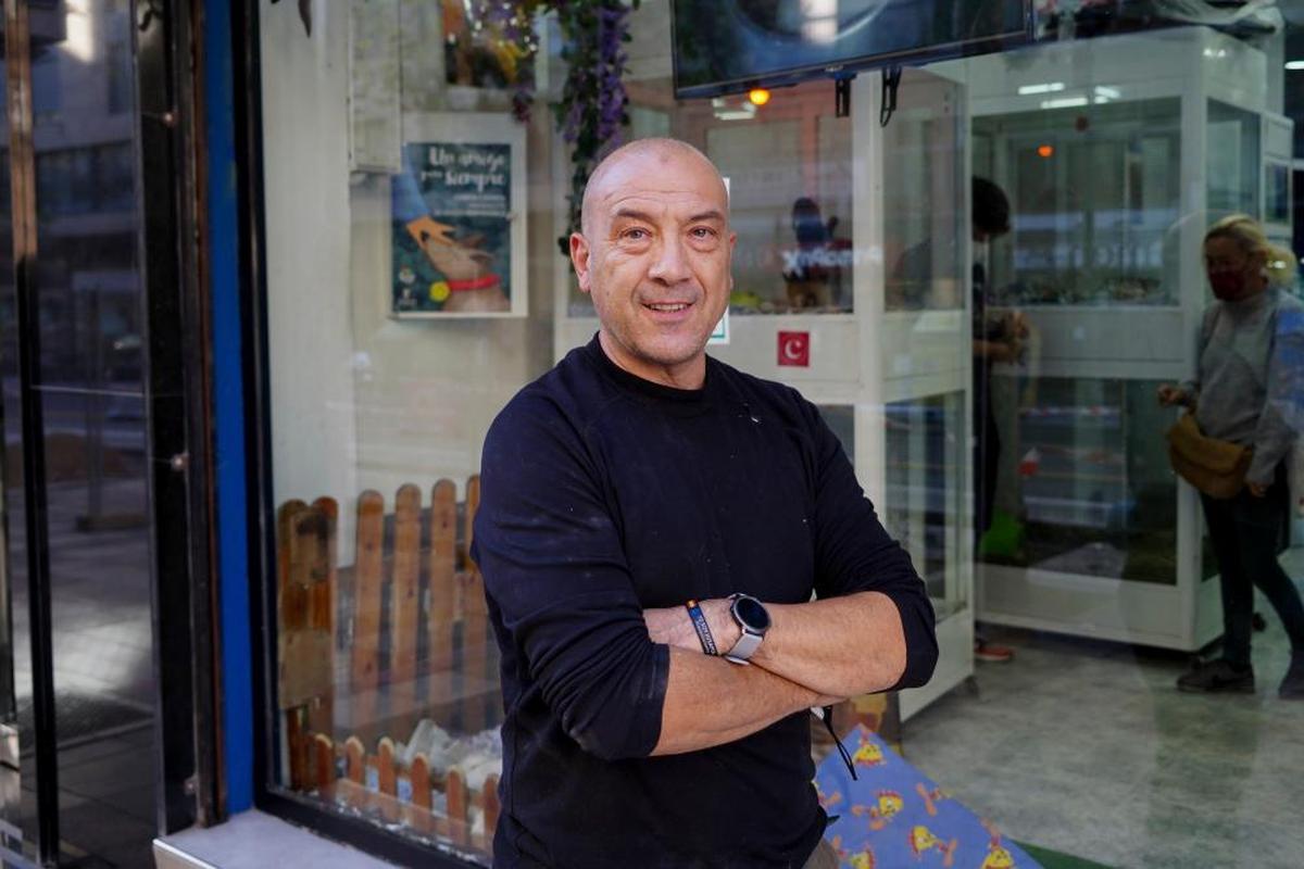 Jesús Ramón Monzón, junto al escaparate de su tienda de mascotas.