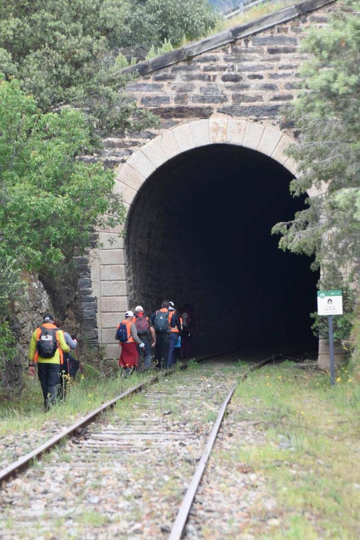 Visitantes entrando en el túnel de “Las Almas”.