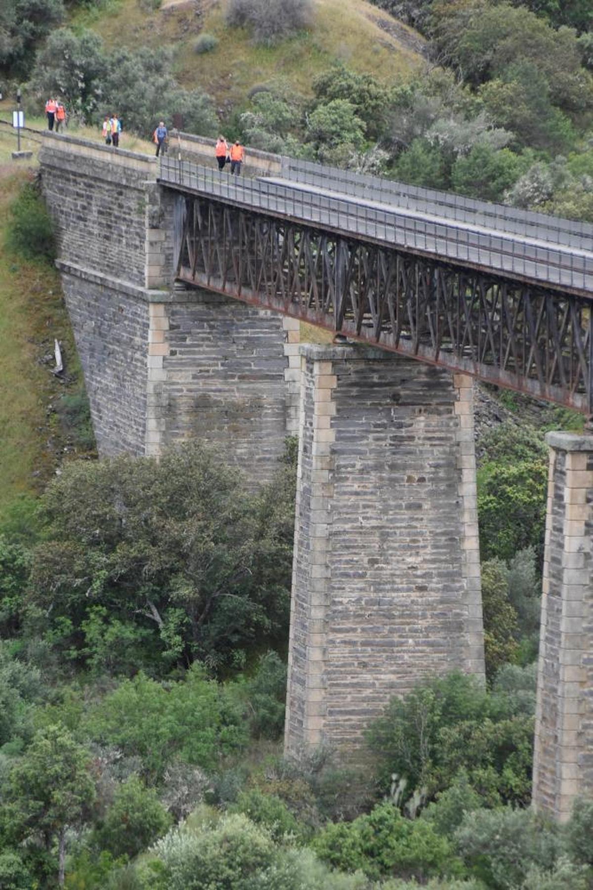 Los históricos puentes de la rehabilitada vía férrea son uno de los atractivos del “Camino de Hierro”
