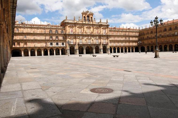 La plaza mayor de Salamanca vacía durante el confinamiento