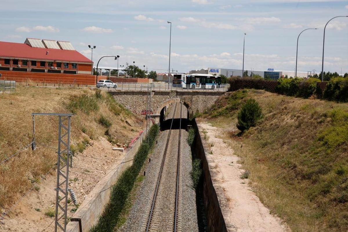 Vía férrea de la línea Salamanca-Fuentes de Oñoro junto a la Comandancia de la Guardia Civil.