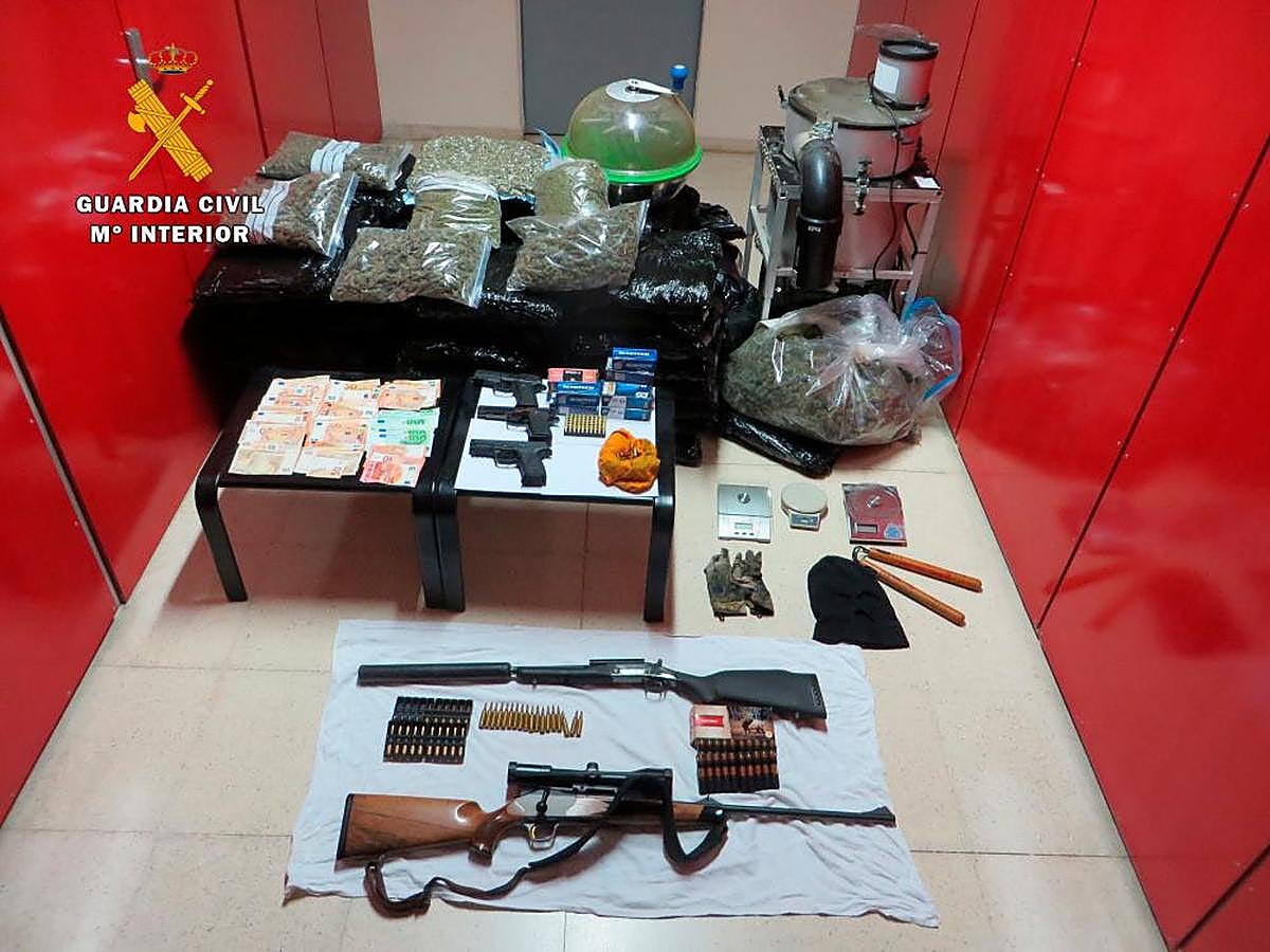 Drogas, armas, y otros efectos intervenidos en la operación. | guardia civil