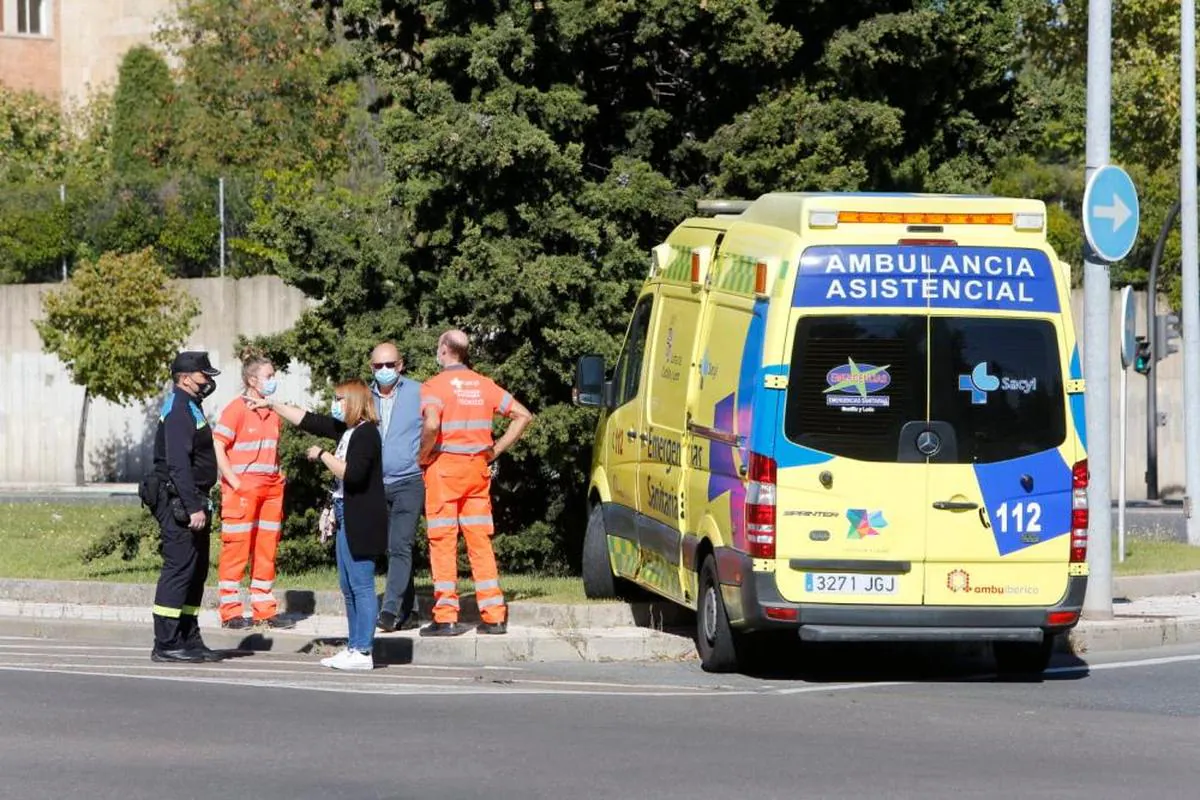 La ambulancia accidentada en la rotonda