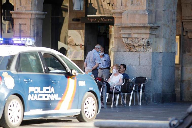 Un vehículo de la Policía Nacional en las proximidades del lugar de los hechos.