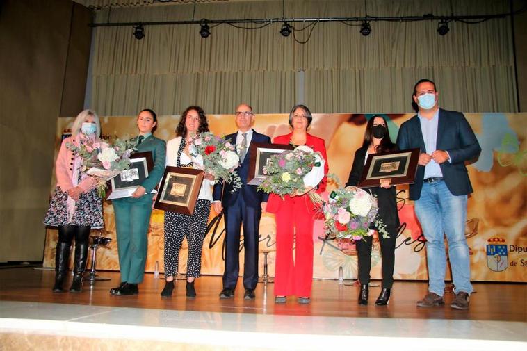 Las cuatro féminas homenajeadas en el III Día de la Mujer Rural junto con las autoridades de la Diputación.