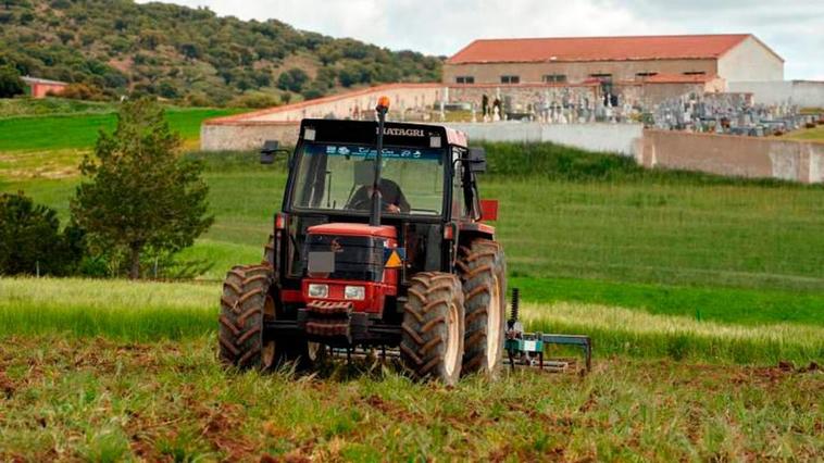 Un agricultor en un tractor.