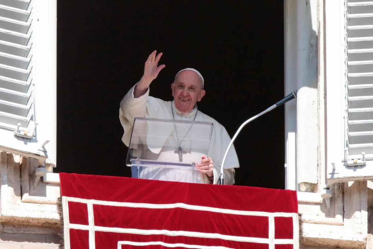 El Papa Francisco saluda desde el balcón de El Vaticano