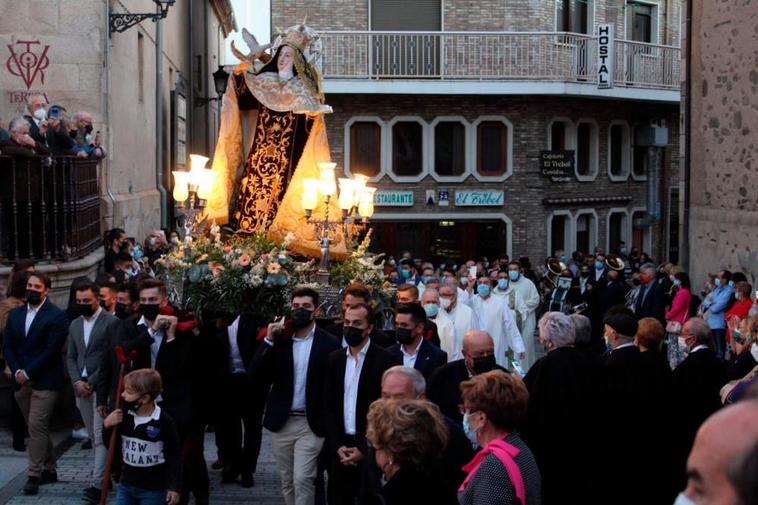 El regreso de la imagen de Santa Teresa a la iglesia de la Anunciación.