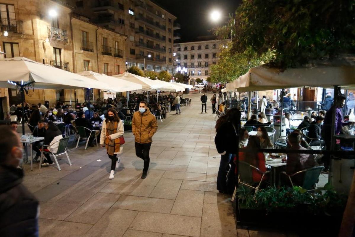 Calle céntrica de Salamanca repleta de hostelería.