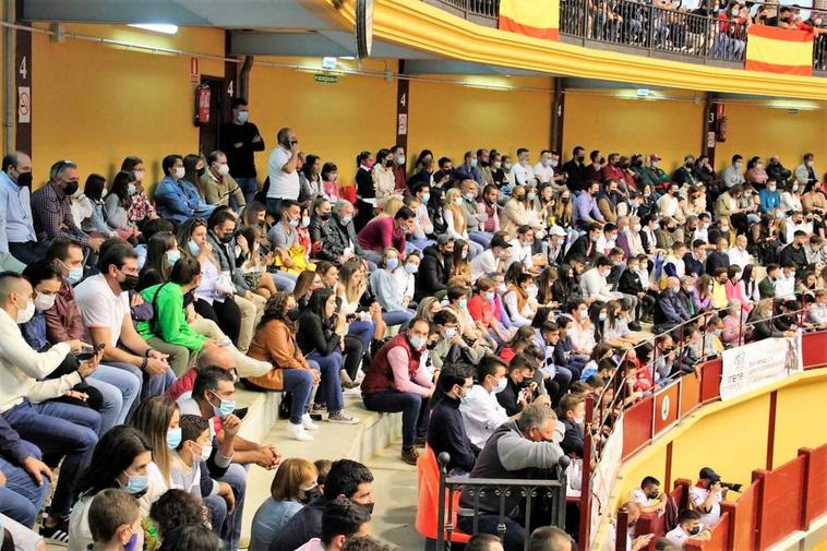 Espectacular lleno de público en los tendidos de la plaza de toros cubierta de Alba de Tormes para la capea.