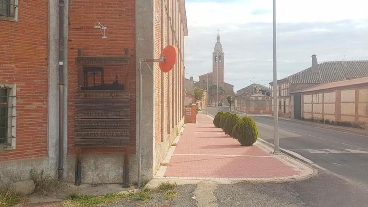 Travesía de la localidad de Rágama con la iglesia del Salvador, al fondo.