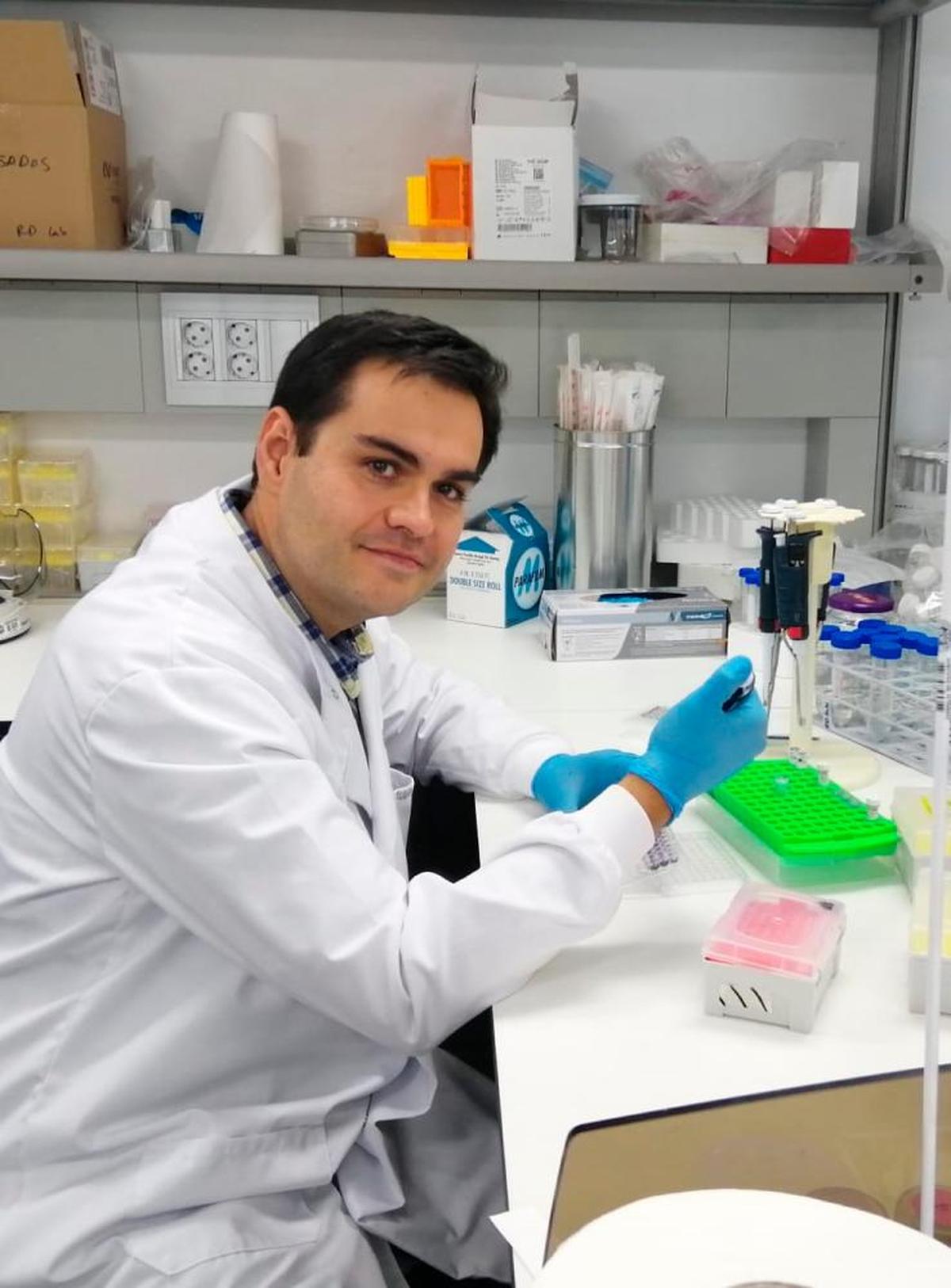 El investigador Rubén Deogracias en el laboratorio.
