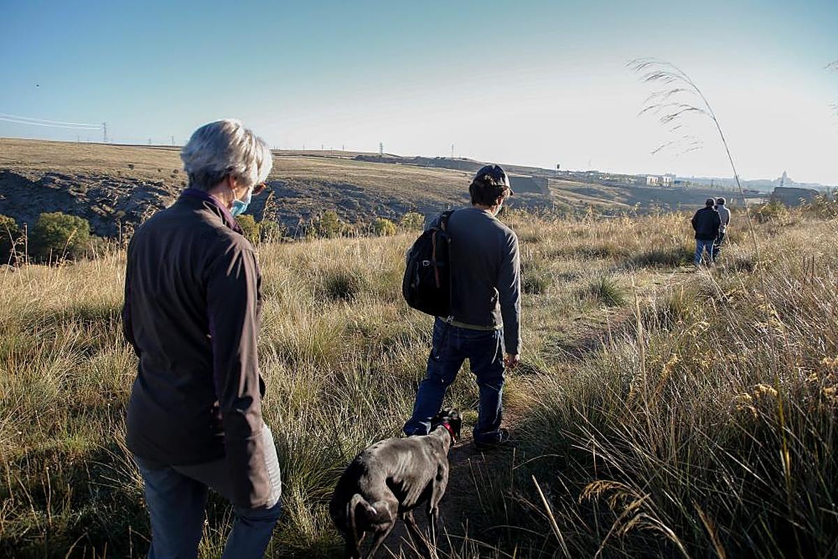 Carmen Centeno y Francisco Guijarro, junto a la su perra Ona paseando por el paraje de La Salud.