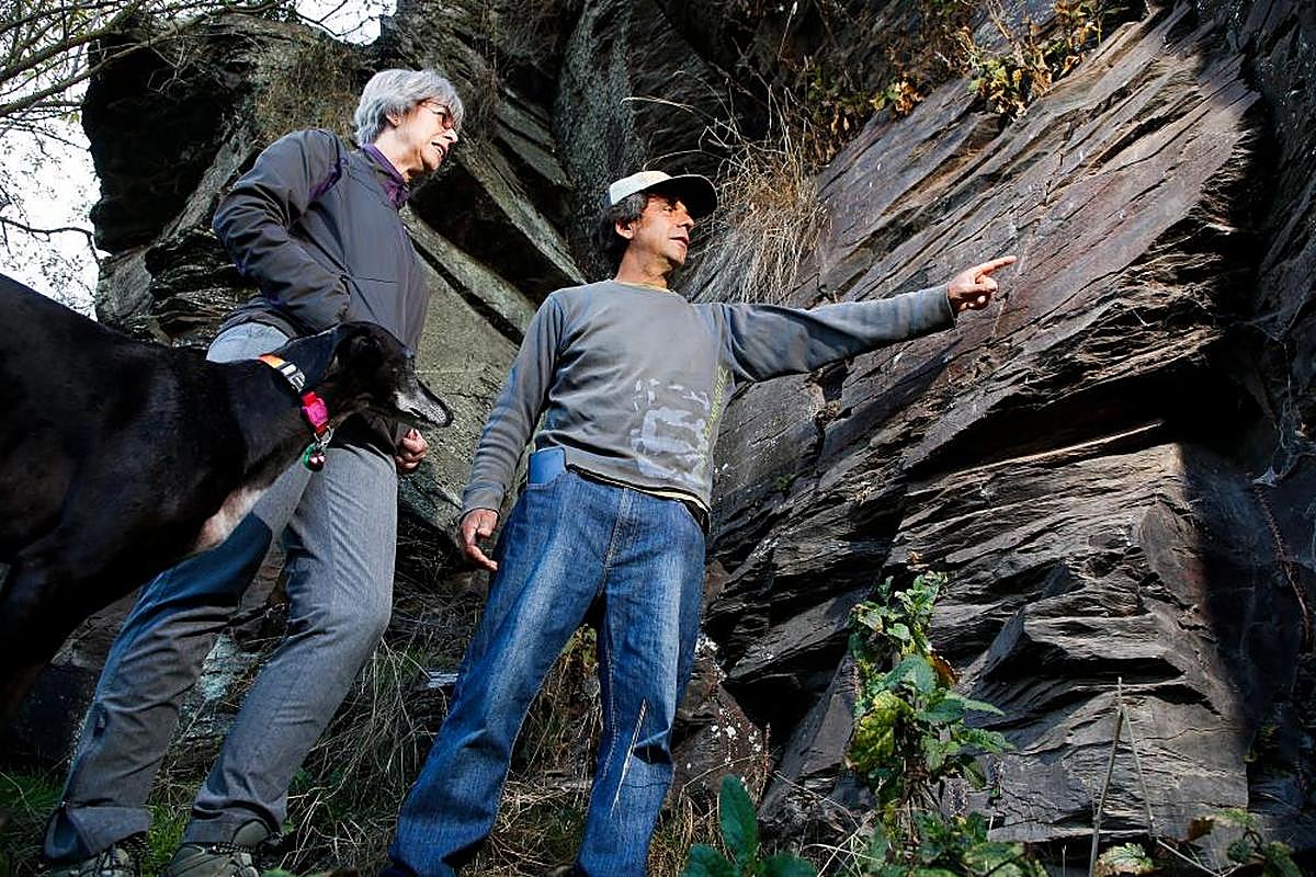 Los dos descubridores, frente a su hallazgo.