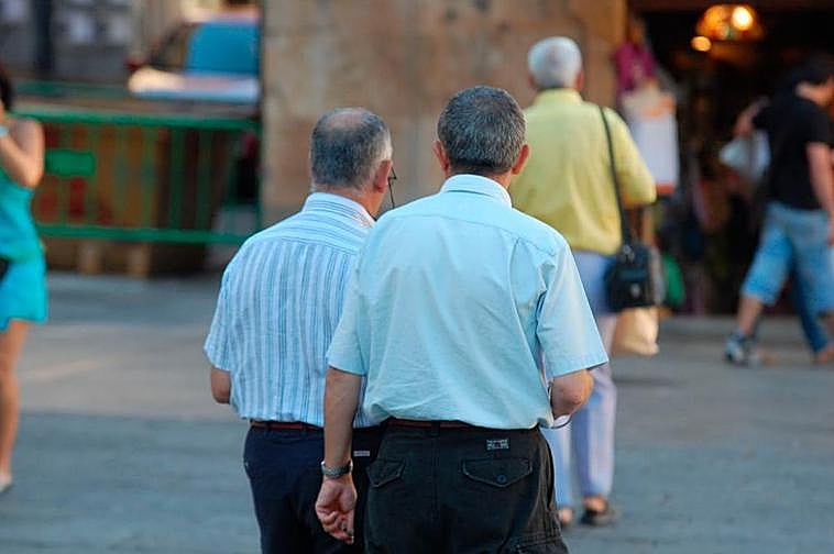 Dos personas mayores caminan por Salamanca
