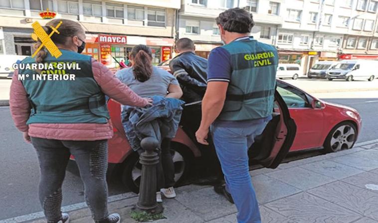 Momento de la detención de dos de los miembros de la banda. En el recuadro, el cuchillo intervenido