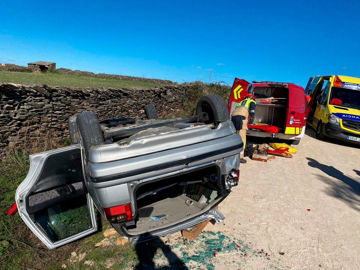 Imagen del coche volcado en Vilvestre