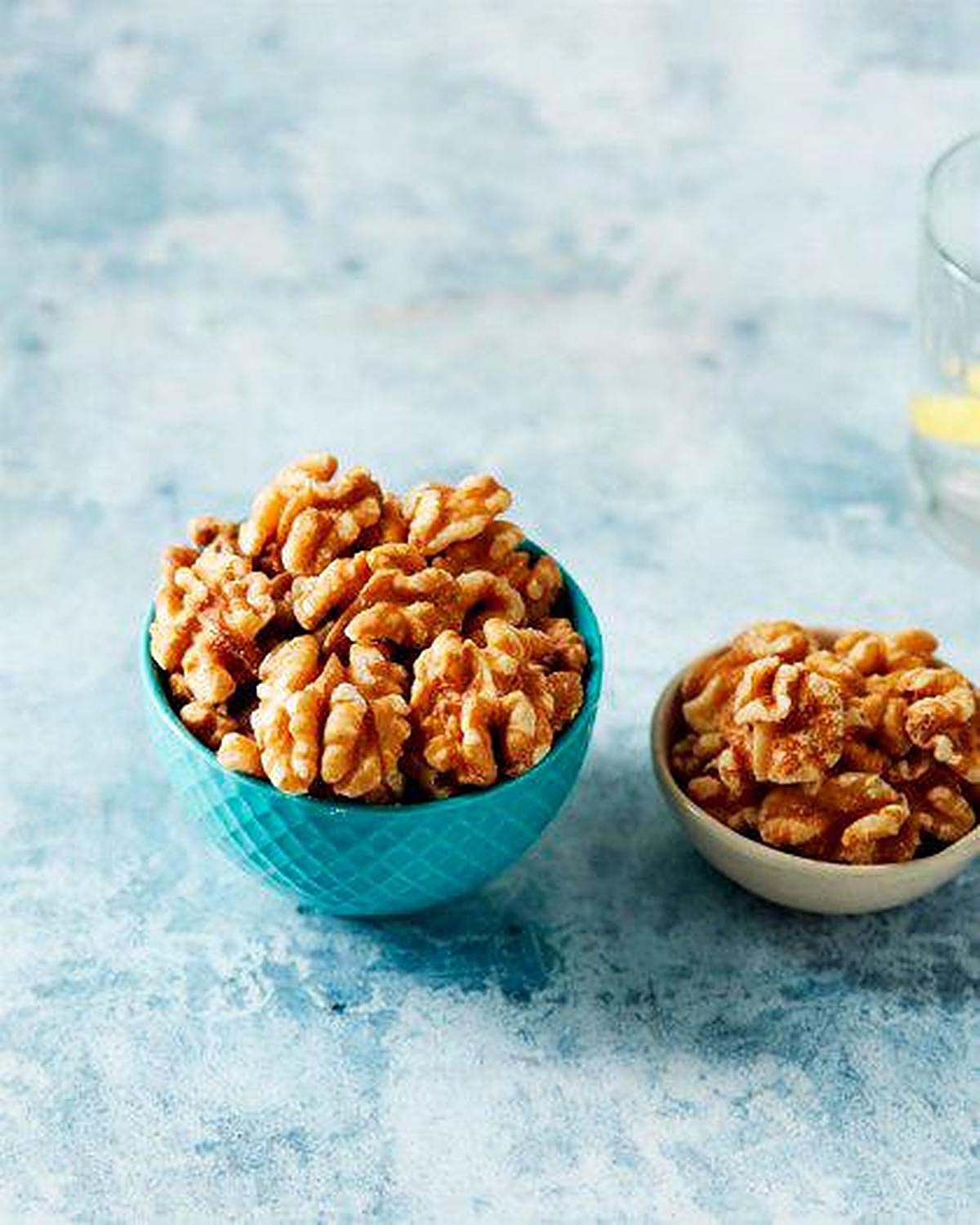 Dos cuencos con nueces.