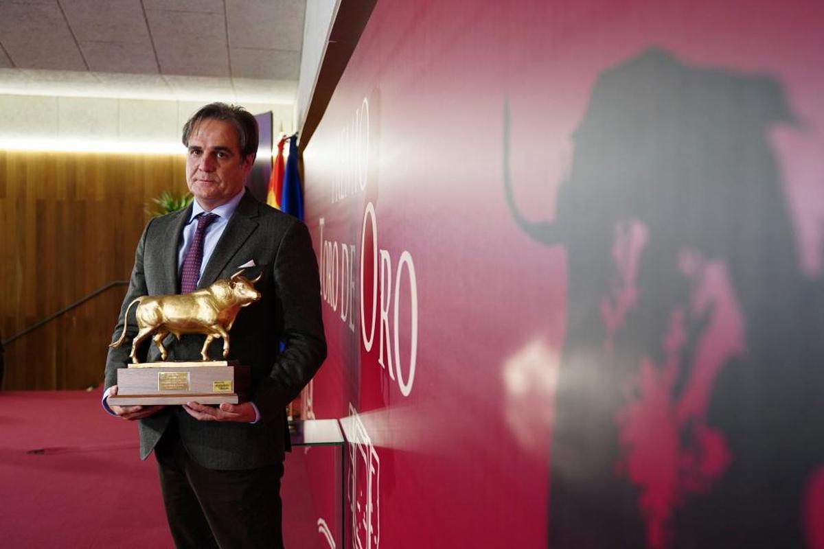 Franciso Galache posa con el Toro de Oro.