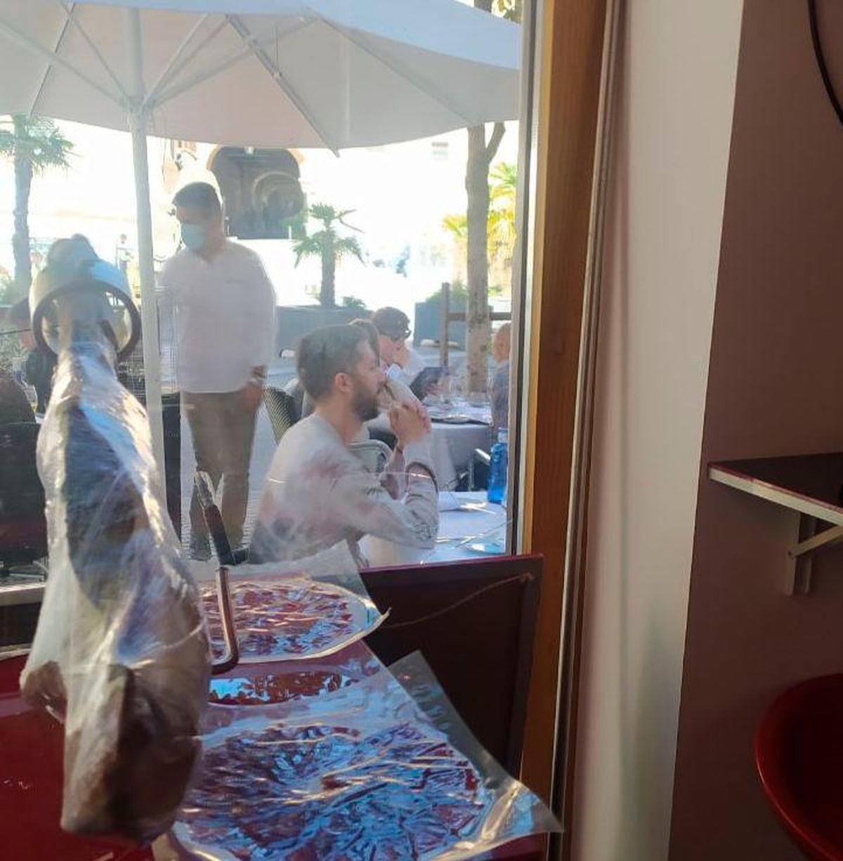 David Broncano comiendo en un restaurante.