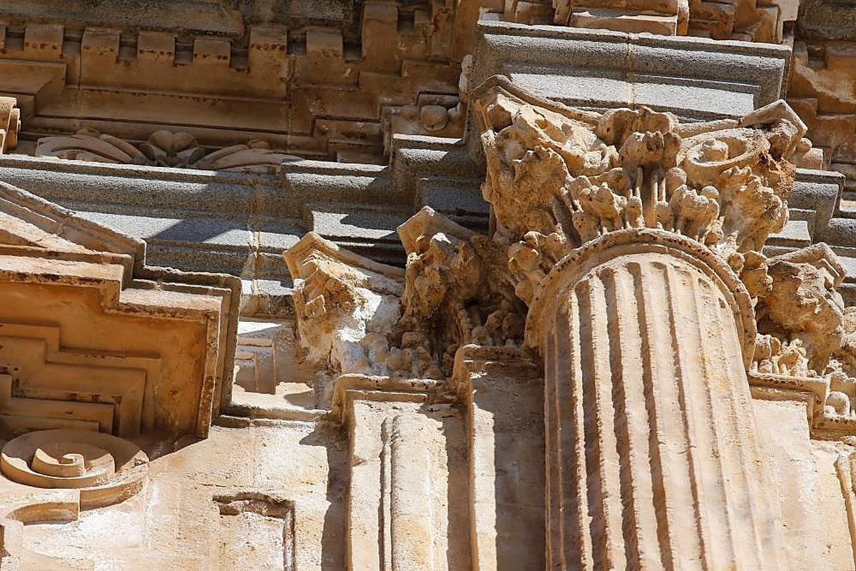 Abundante acumulación de sales en uno de los capiteles del monumento.