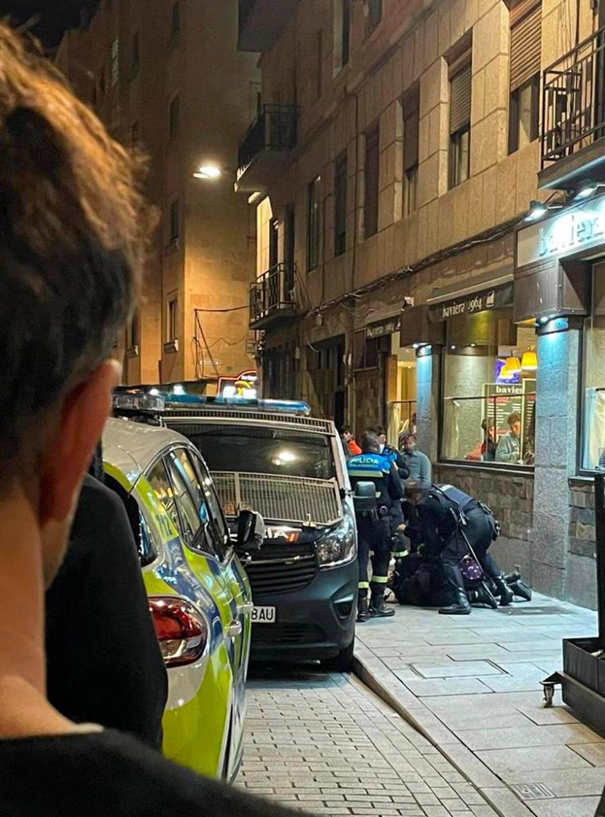 Agentes de la Policía Nacional intervienen para detener a un varón en Obispo Jarrín