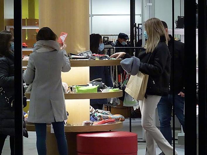 Dos jóvenes observan las prendas de un establecimiento en Salamanca.