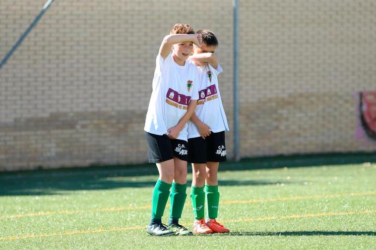 Dos jugadores del Jai Alai se colocan en la barrera durante el partido del fin de semana