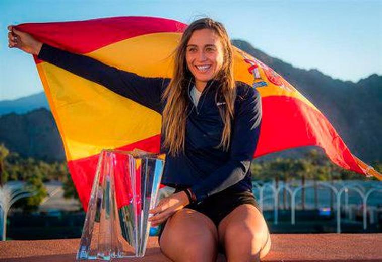 Paula Badosa con el trofeo de Indian Wells.