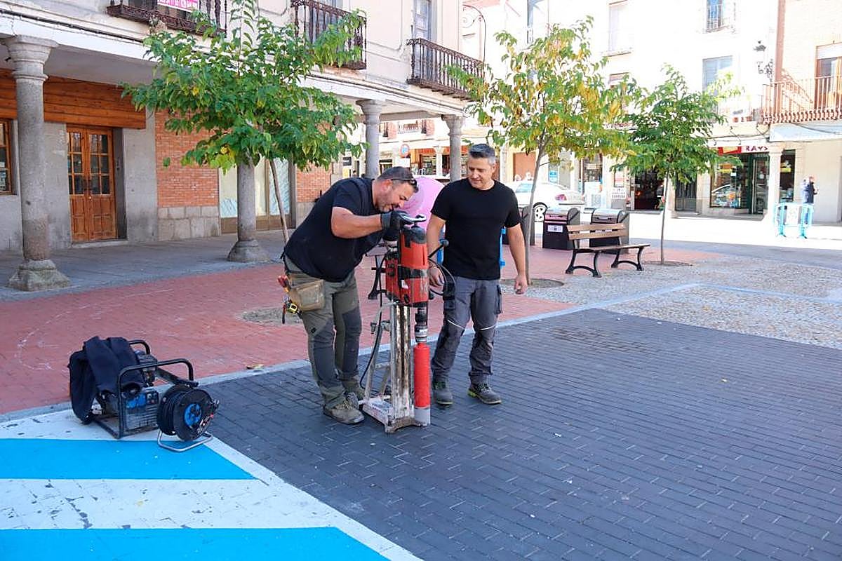 Dos operarios perforan los adoquines en la plaza de la Constitución para colocar los sensores