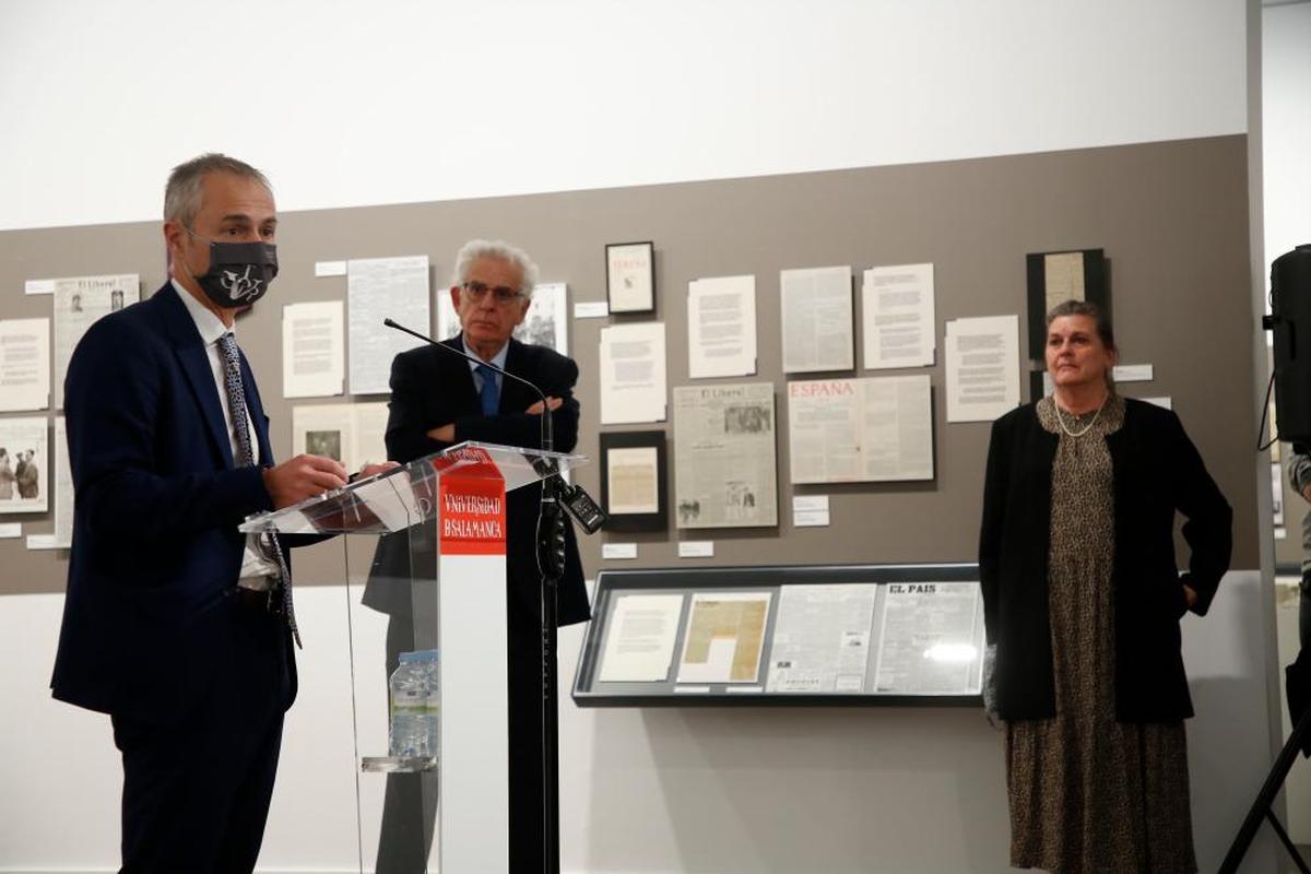 El rector Ricardo Rivero y los comisarios de la exposición, Jean-Claude y Colette Rabaté