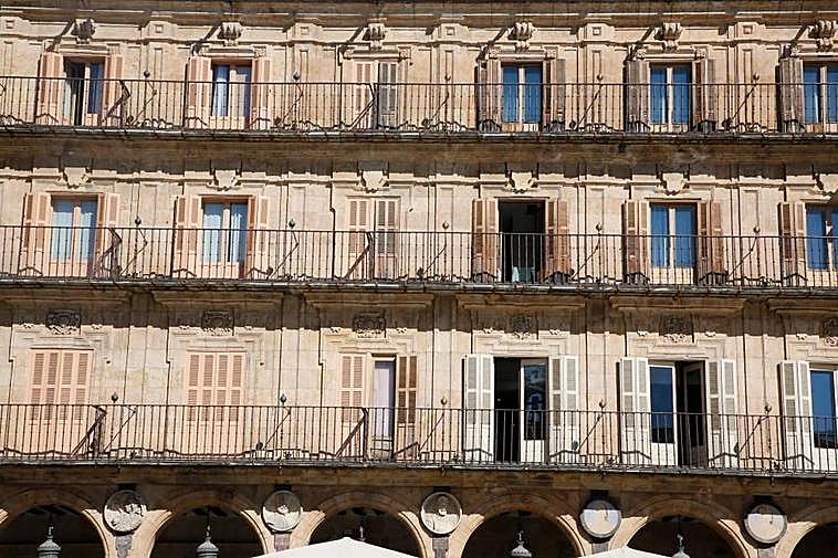 Contraventanas y ventanas del pabellón Consistorial de la Plaza con diferentes tonalidades.