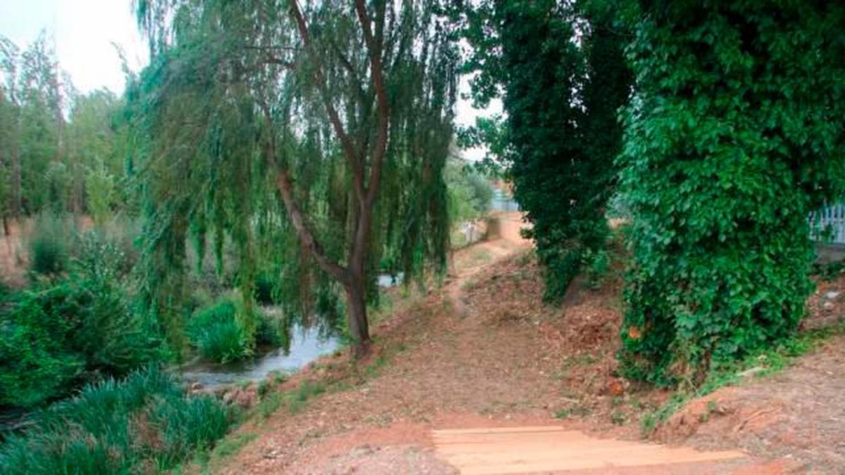 El paseo fluvial que une la trasera de El Paraíso con la pasarela de la Isla del Soto de La Fontana