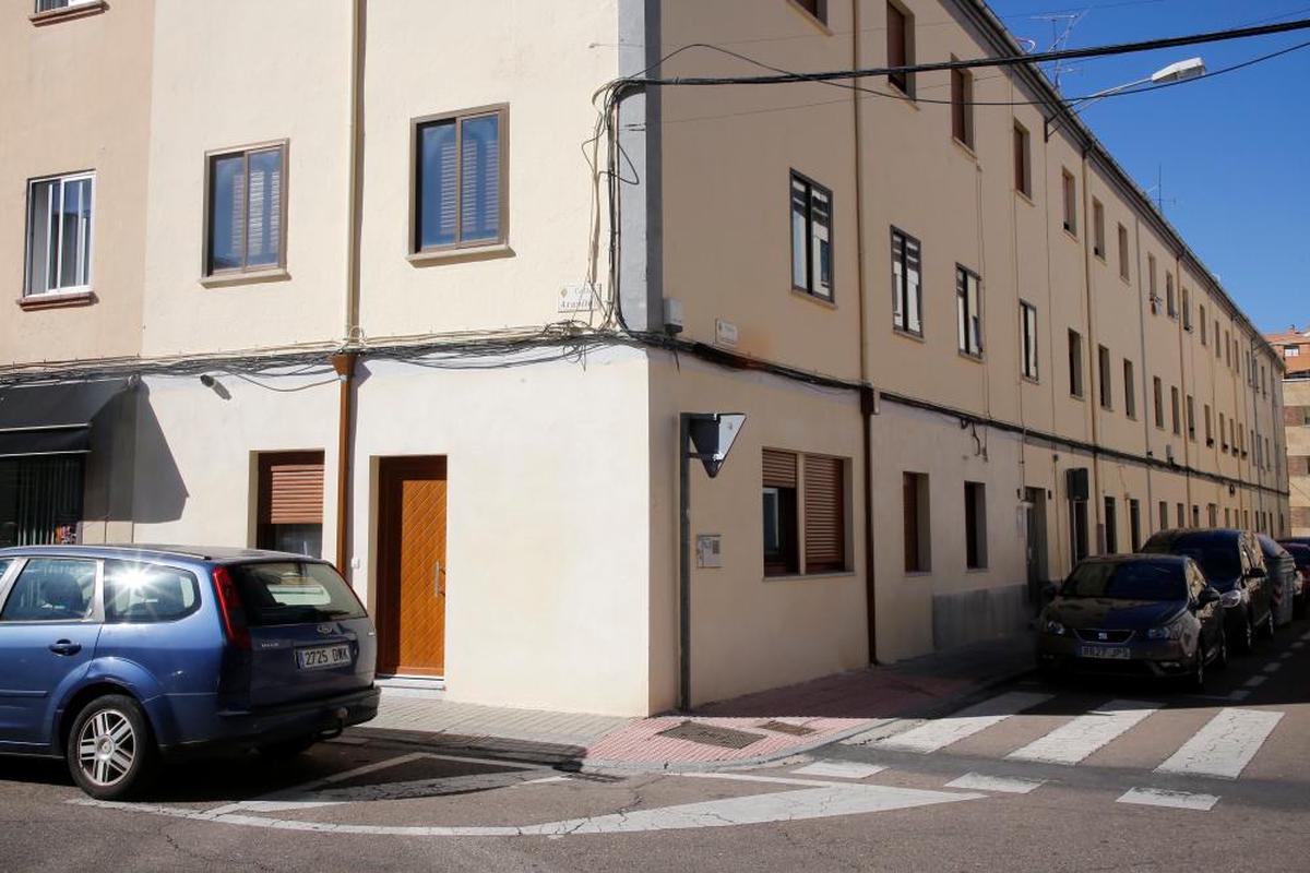 Un inmueble que hace unos años albergaba un locutorio en la calle Arapiles, transformado en apartamentos a pie de calle