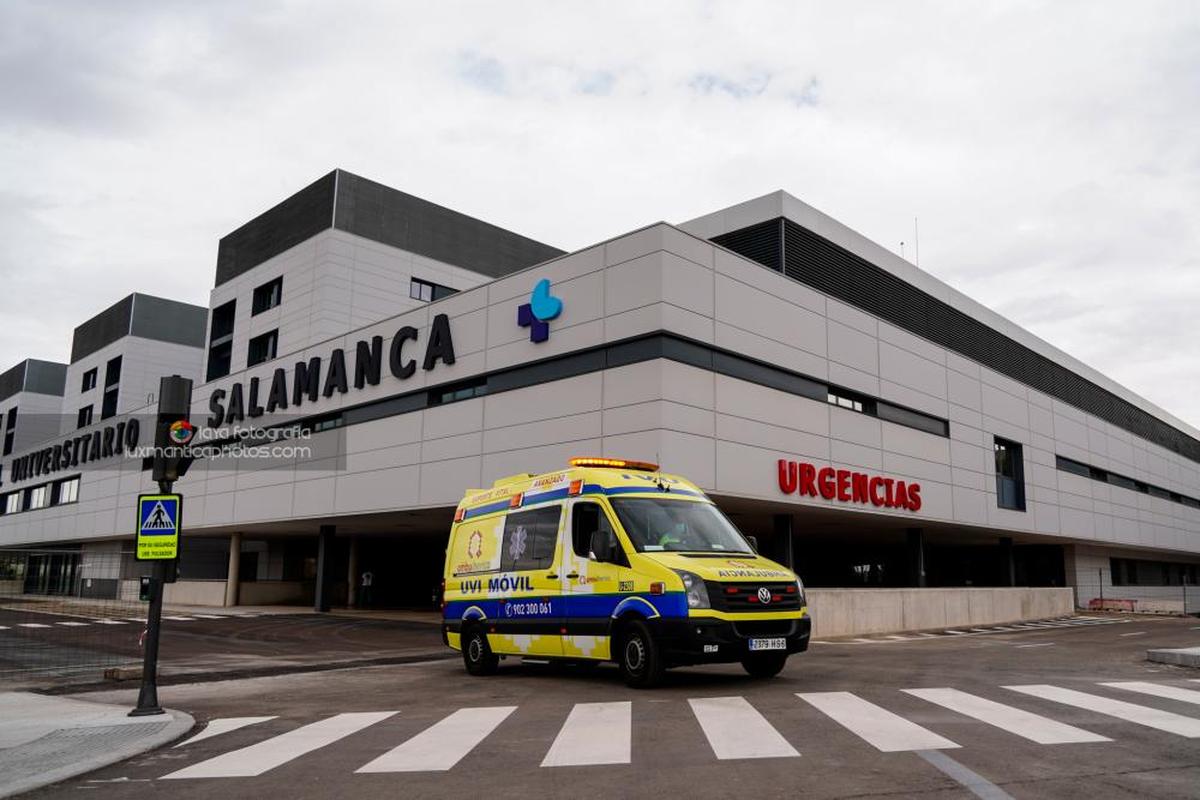 Una ambulancia frente al nuevo Hospital.